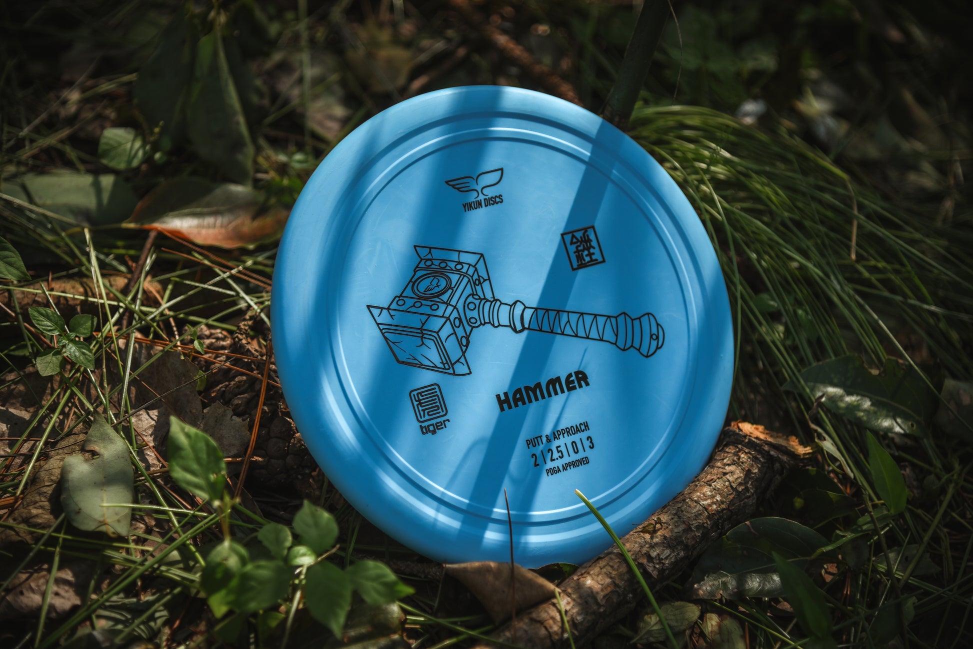Yikun putter blue tiger Hammer in the woods