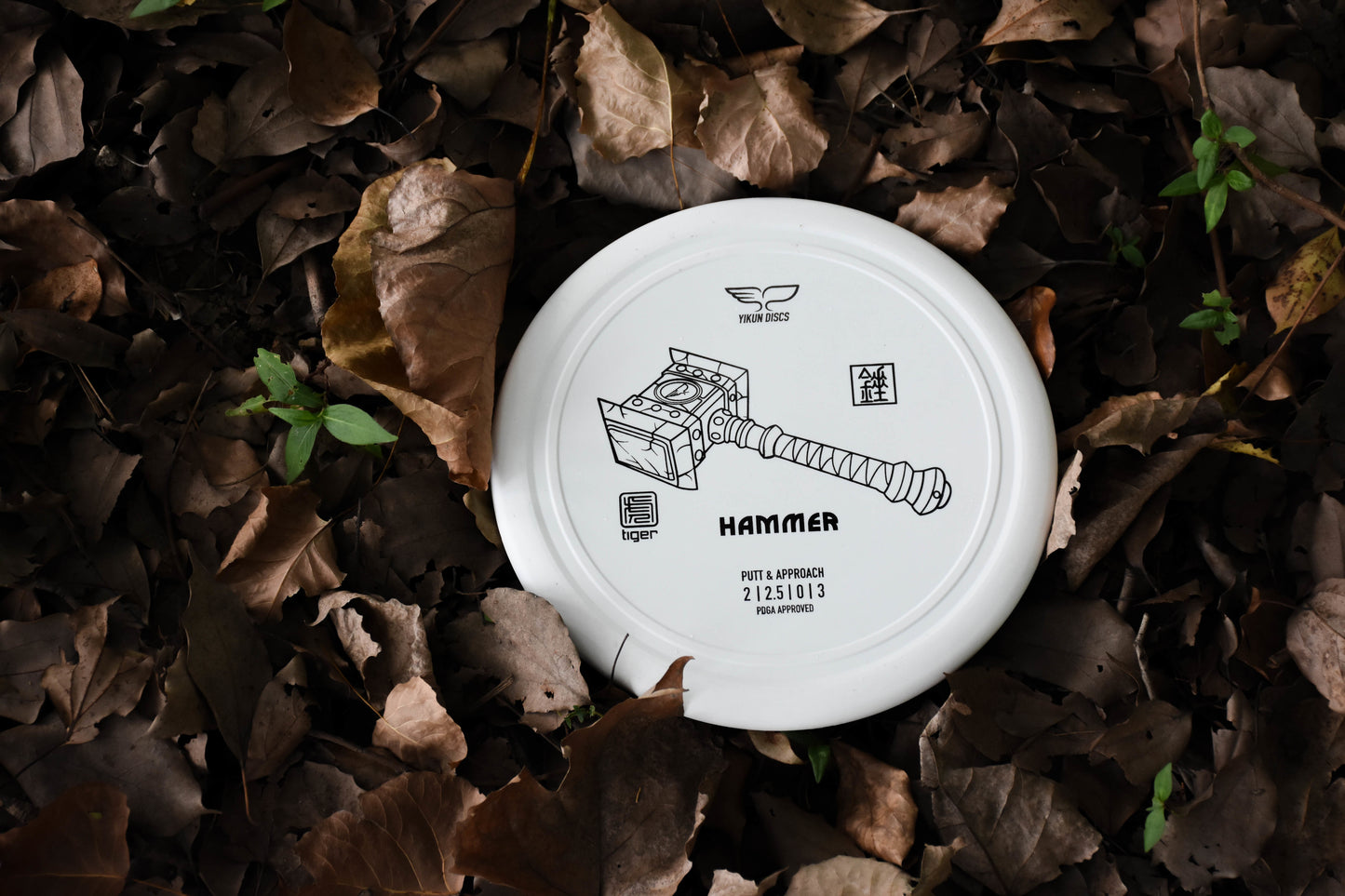 Yikun putter white tiger Hammer in the leaves