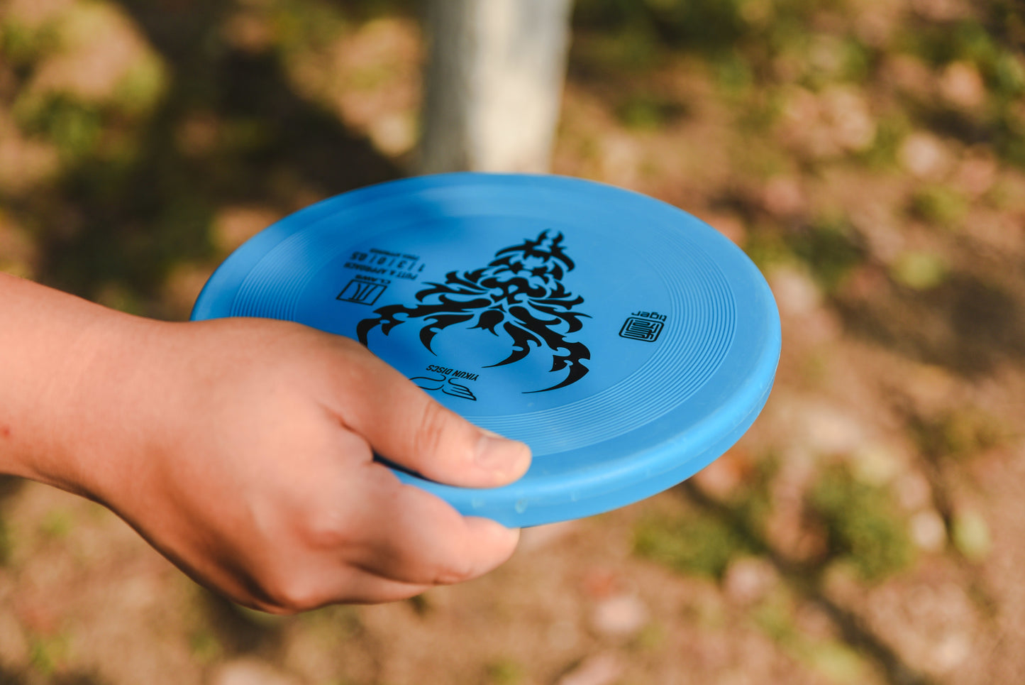 Yikun putter blue tiger claws in hand